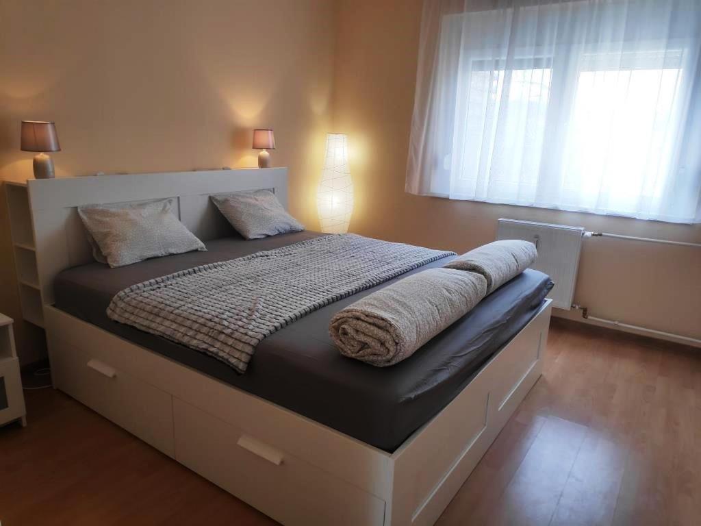 Апартаменты Koelcsey Apartman Сексард Экстерьер фото
