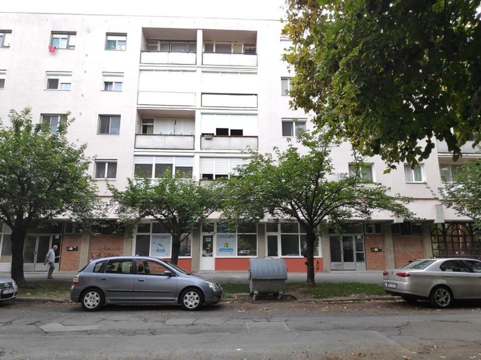 Апартаменты Koelcsey Apartman Сексард Экстерьер фото